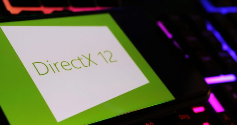 Ekran z napisem DirectX 12 na tle kolorowej klawiatury.