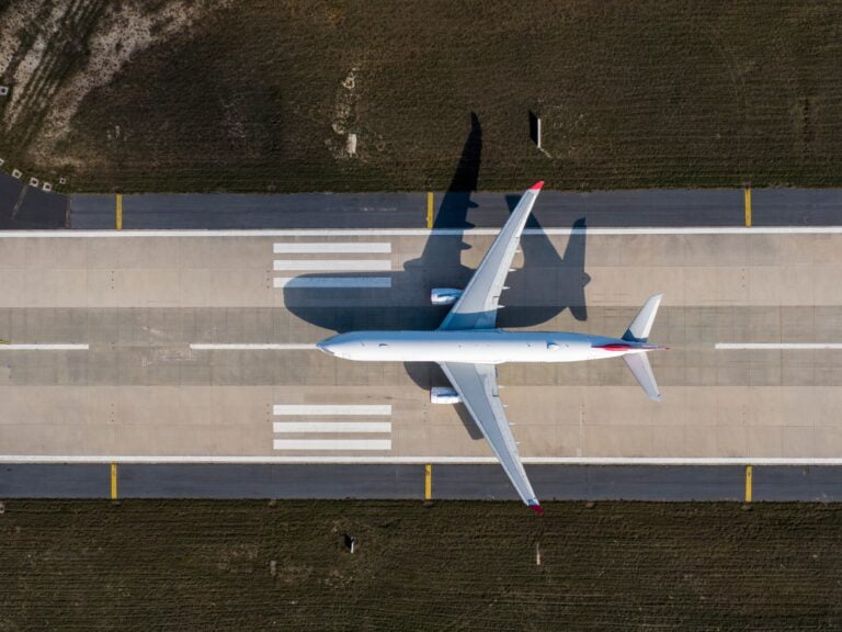 Widok z lotu ptaka na samolot na pasie startowym.