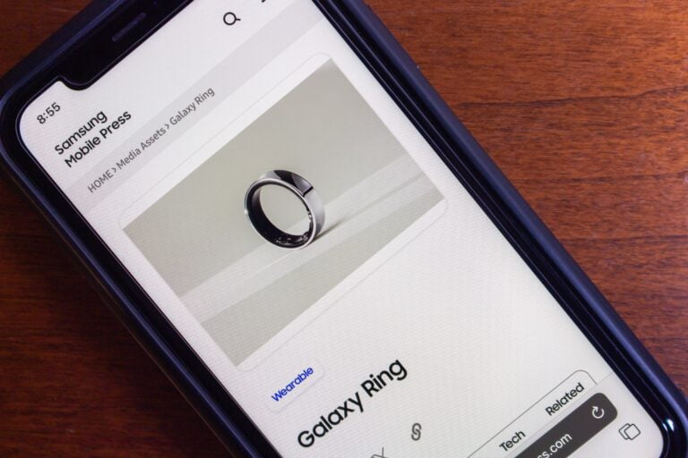 Telefon wyświetlający stronę internetową Samsung Mobile Press z obrazem i nazwą Galaxy Ring.