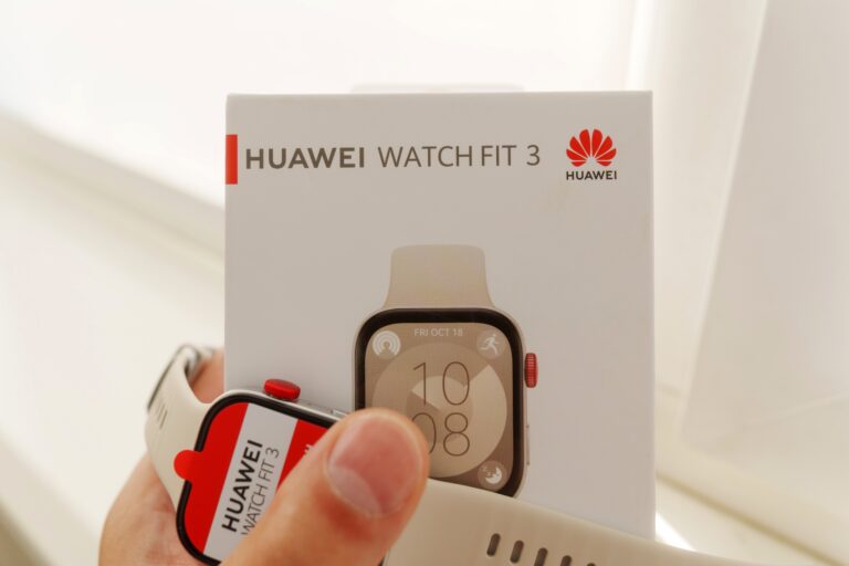 Zegarek Huawei Watch Fit 3 na tle pudełka.