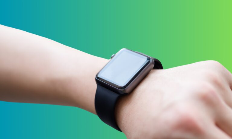 Ręka z czarnym smartwatchem na gradientowym tle zielono-niebieskim.