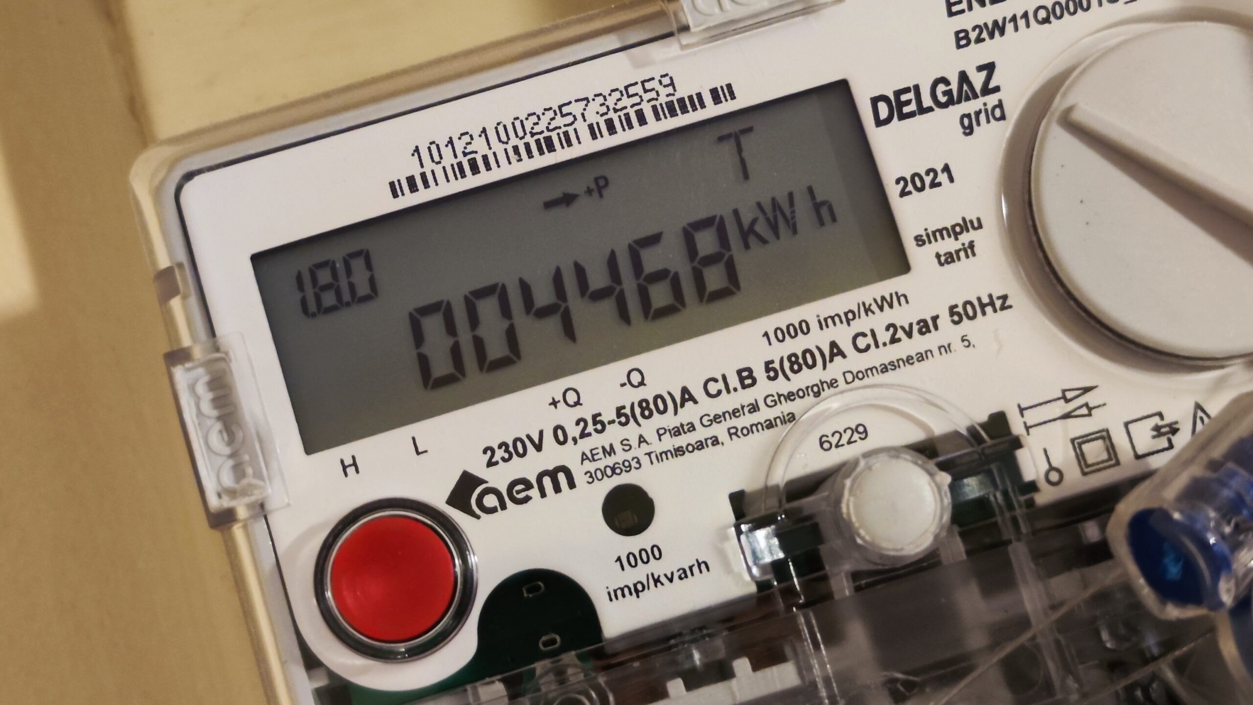 Licznik energii elektrycznej firmy AEM z wyświetlaczem pokazującym zużycie 4468 kWh.