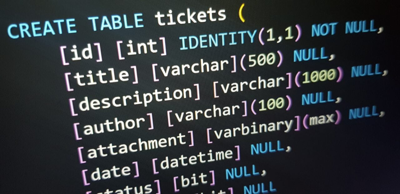Zrzut ekranu przedstawiający kod SQL do tworzenia tabeli tickets.