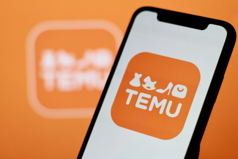 Logo i aplikacja mobilna Temu na ekranie smartfona.