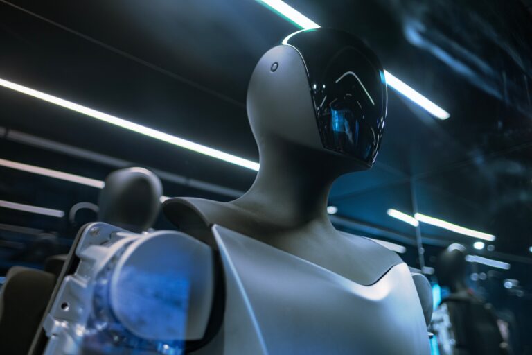 Czarny humanoidalny robot Tesla w nowoczesnym, oświetlonym pokoju.