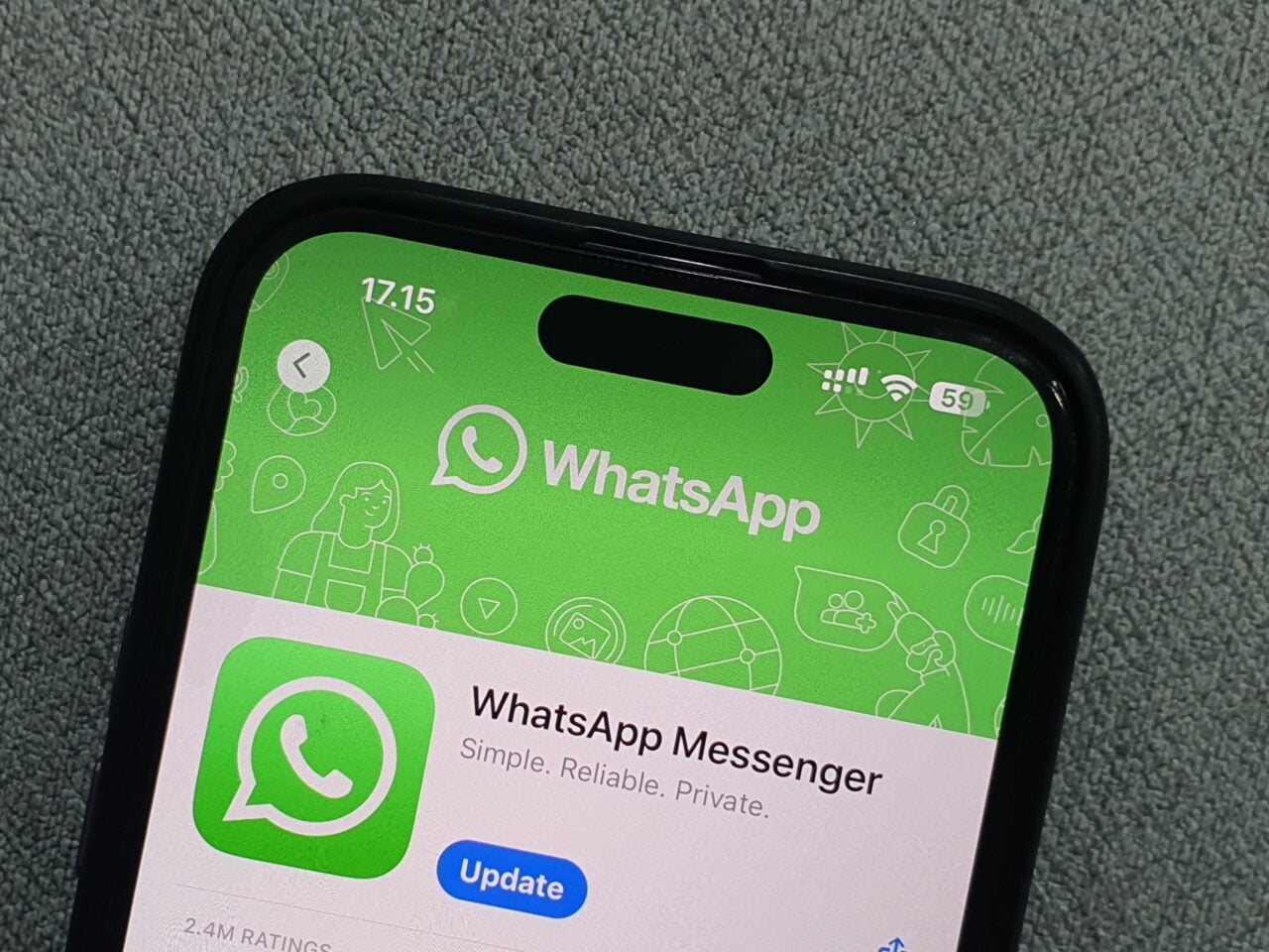 Telefon z otwartą stroną WhatsApp Messenger w sklepie aplikacji, z opcją aktualizacji aplikacji.