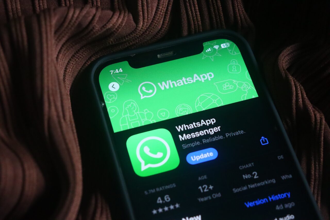 Aplikacja WhatsApp Messenger na ekranie smartfona z widoczną opcją aktualizacji.