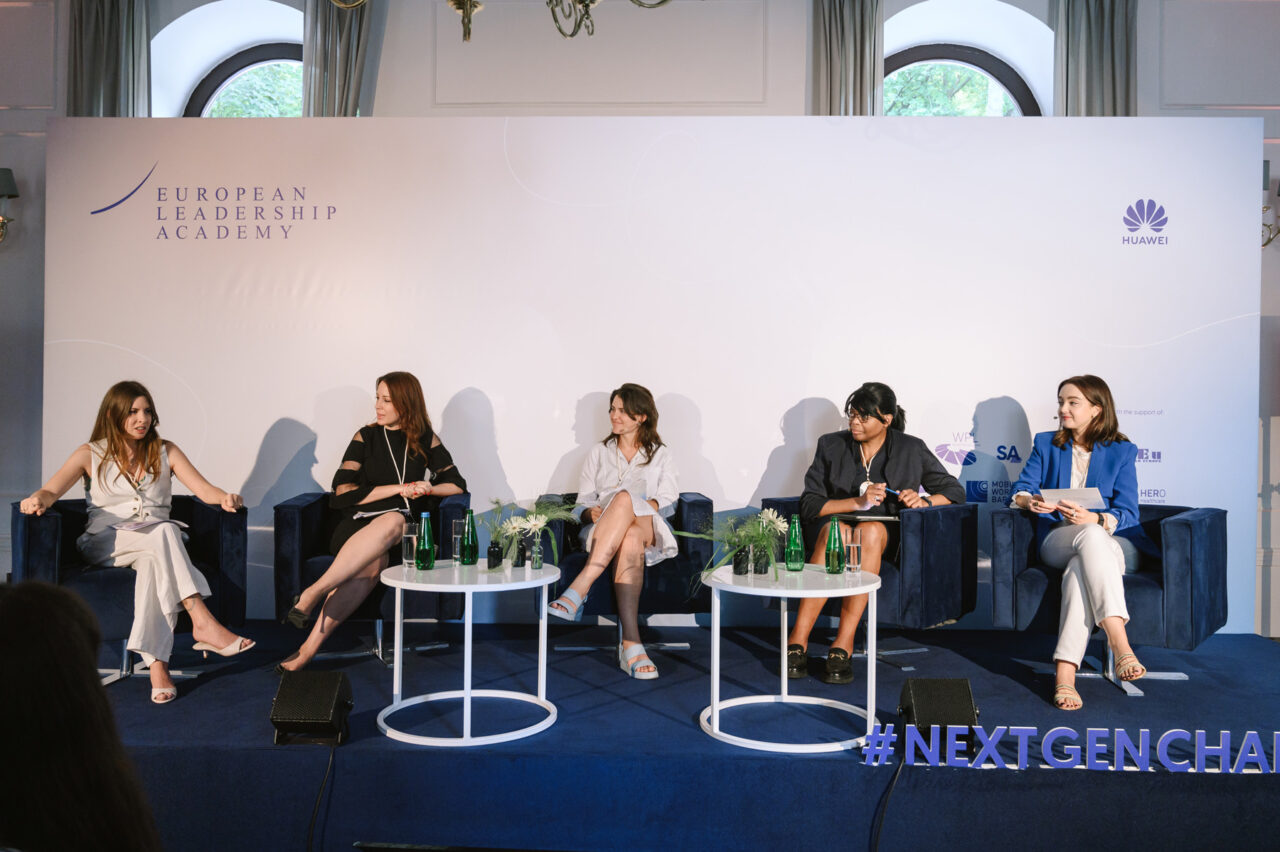 4. edycja Huawei Summer School w Warszawie. Pięć kobiet siedzi na scenie na panelu dyskusyjnym w ramach European Leadership Academy, z hashtagiem #NEXTGENCHA.