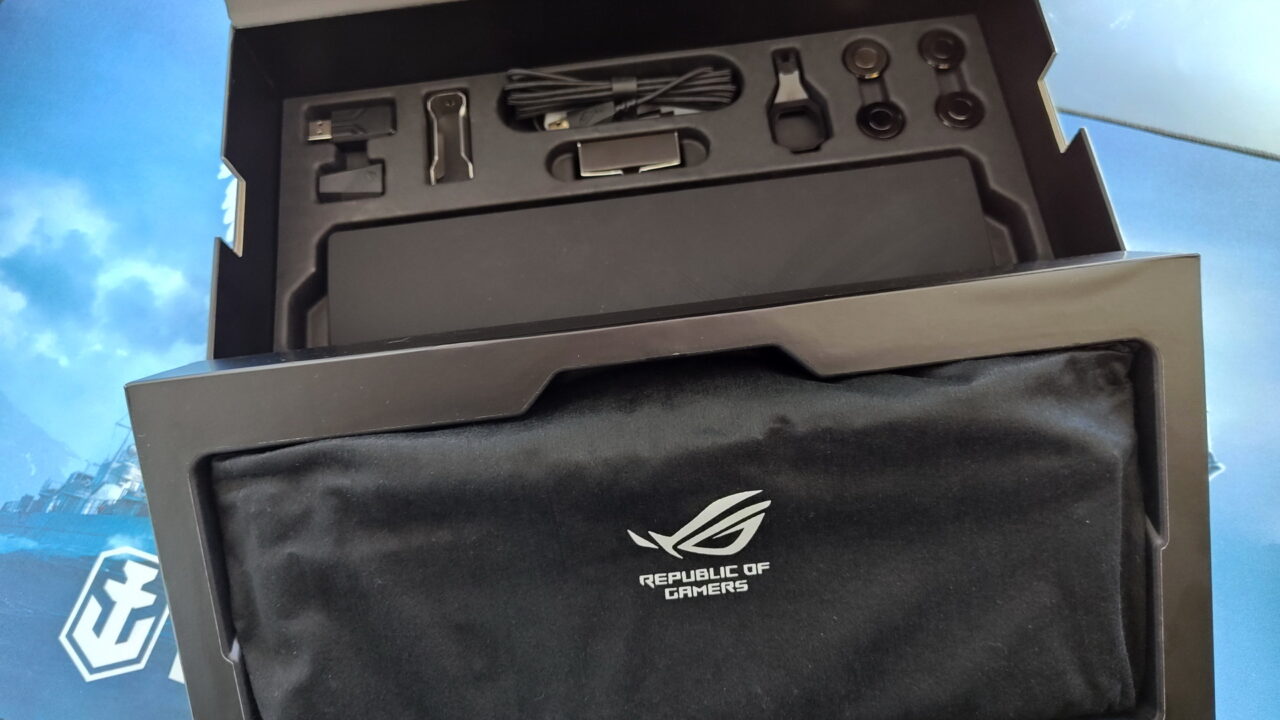 Zawartość zestawu ASUS ROG Azoth Extreme – klawiatura w pokrowcu oraz pakiet akcesoriów wraz z podpórką pod nadgarstki 