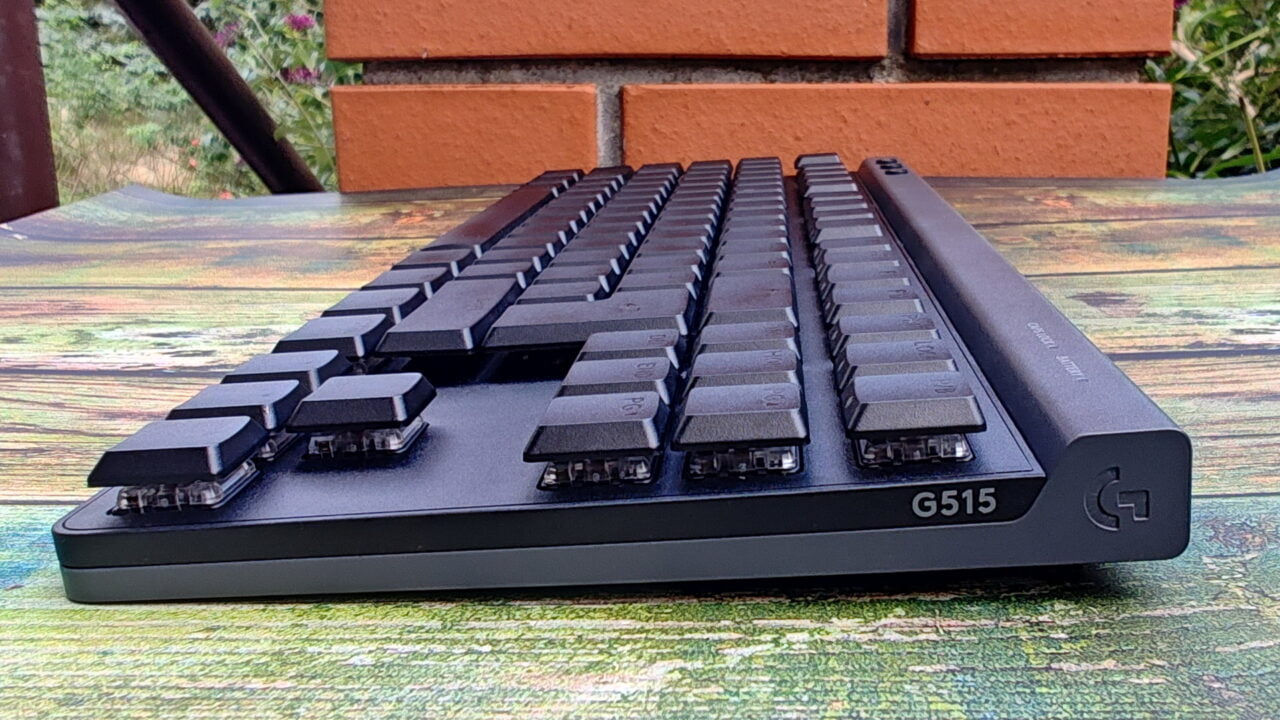 Klawiatura Logitech G515 na tle ceglanej ściany.