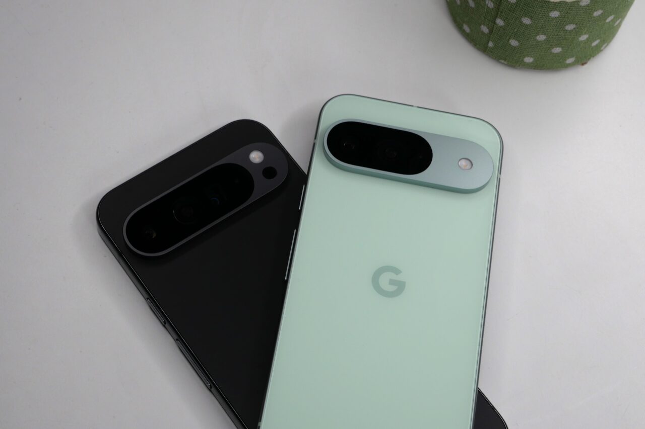 Dwa smartfony Google Pixel 7 w kolorach czarnym i miętowym leżące na białej powierzchni.