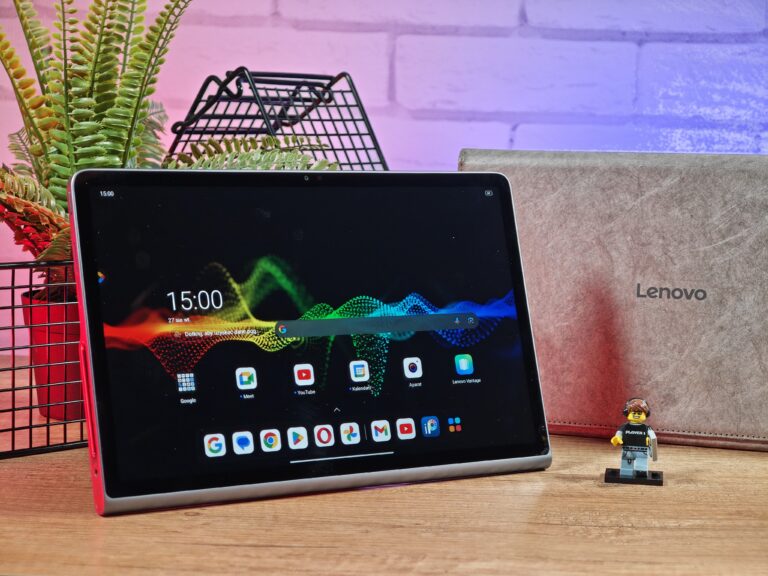 Tablet Lenovo Tab Plus na stole wraz z etui