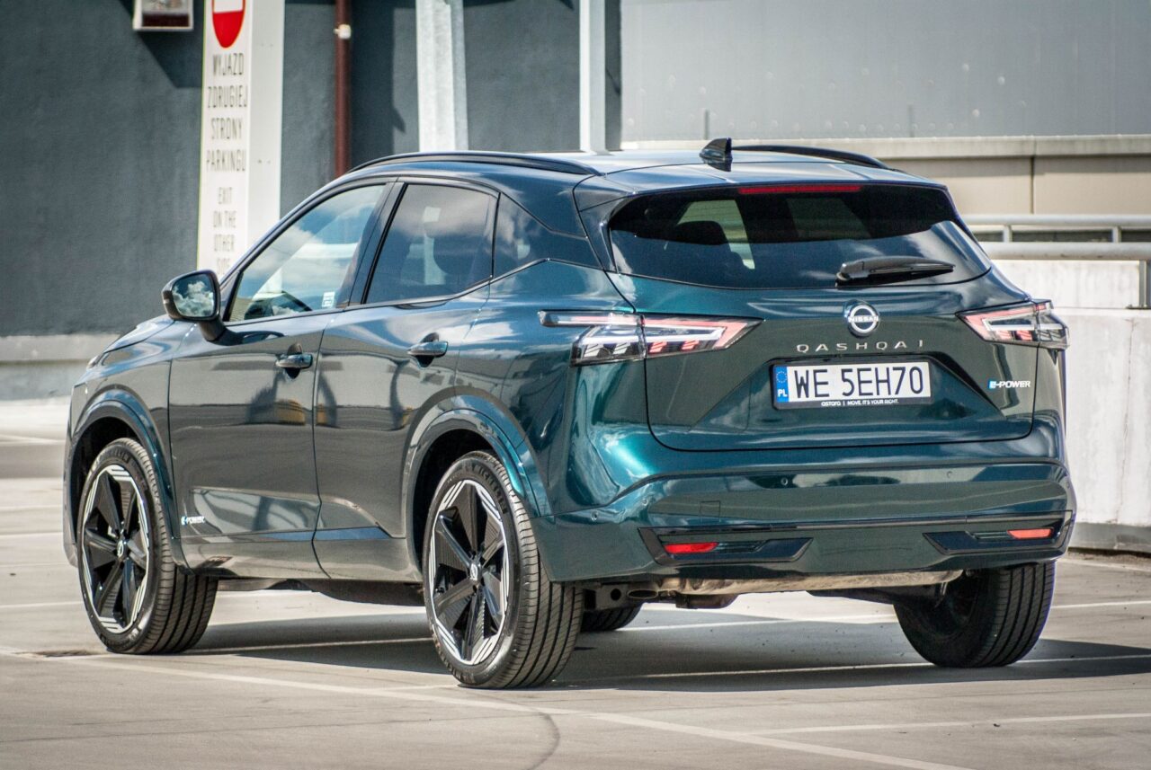 Niebieski Nissan Qashqai E-Power stoi na parkingu, widok z tyłu.