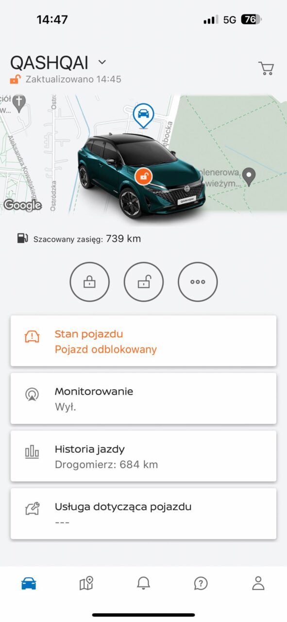 Ekran aplikacji z informacjami o pojeździe QASHQAI, w tym szacowany zasięg 739 km, przyciski do odblokowania, stan pojazdu, monitorowanie, historia jazdy i usługi pojazdu. 