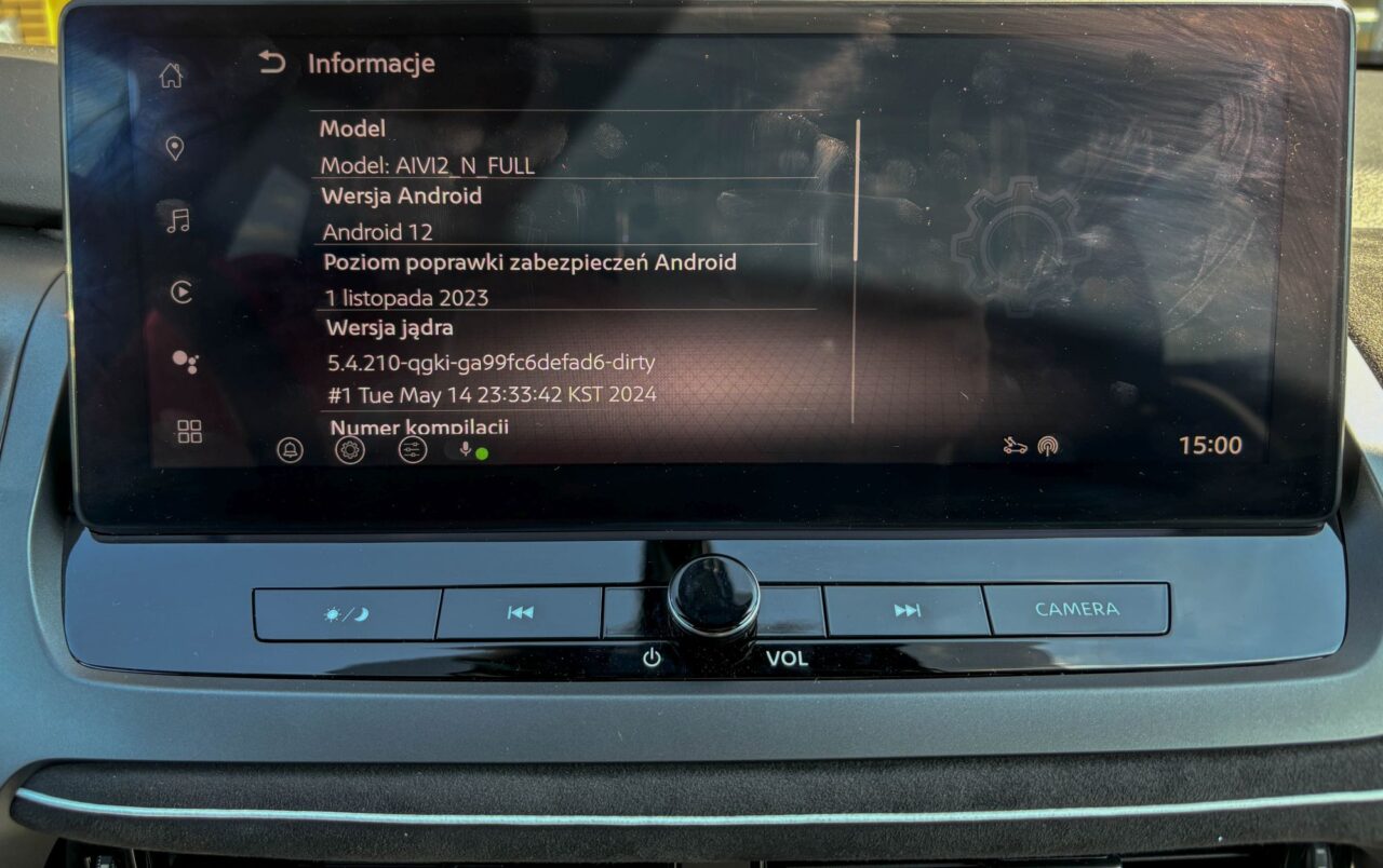 Ekran systemu samochodowego pokazujący informacje o modelu, wersji Android 12, poziomie poprawek zabezpieczeń Android z 1 listopada 2023 oraz wersji jądra z 14 maja 2024.