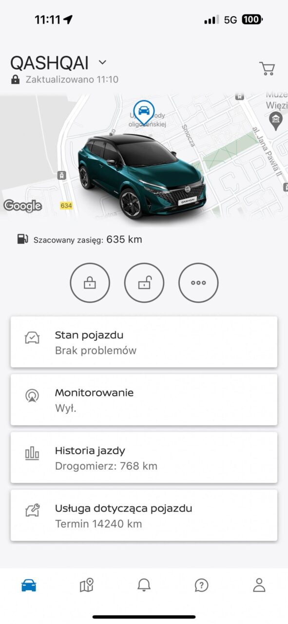 Zrzut ekranu aplikacji mobilnej z informacjami o samochodzie Qashqai, w tym mapa z lokalizacją, zdjęcie samochodu, szacowany zasięg 635 km, stan pojazdu, monitorowanie, historia jazdy oraz usługa dotycząca pojazdu.