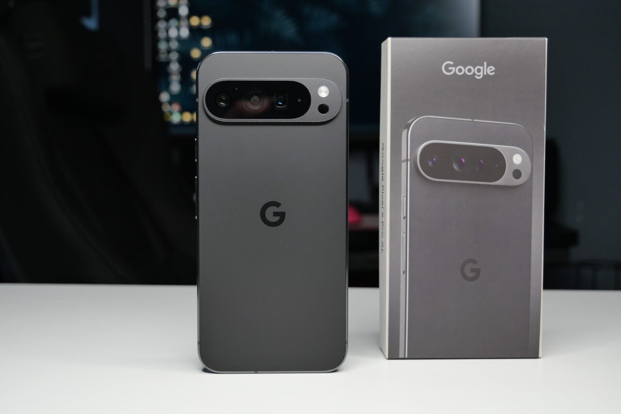 Telefon Google Pixel 9 Pro z pudełkiem na białym tle.