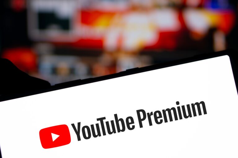 Logo YouTube Premium na ekranie smartfona.