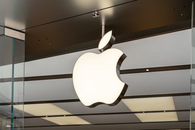 Podświetlane logo Apple zamontowane wewnątrz budynku.