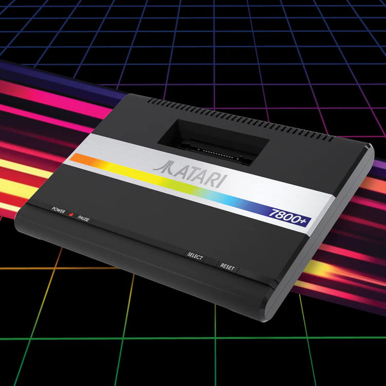 Konsola Atari 7800+ na tle z neonowymi pasami.