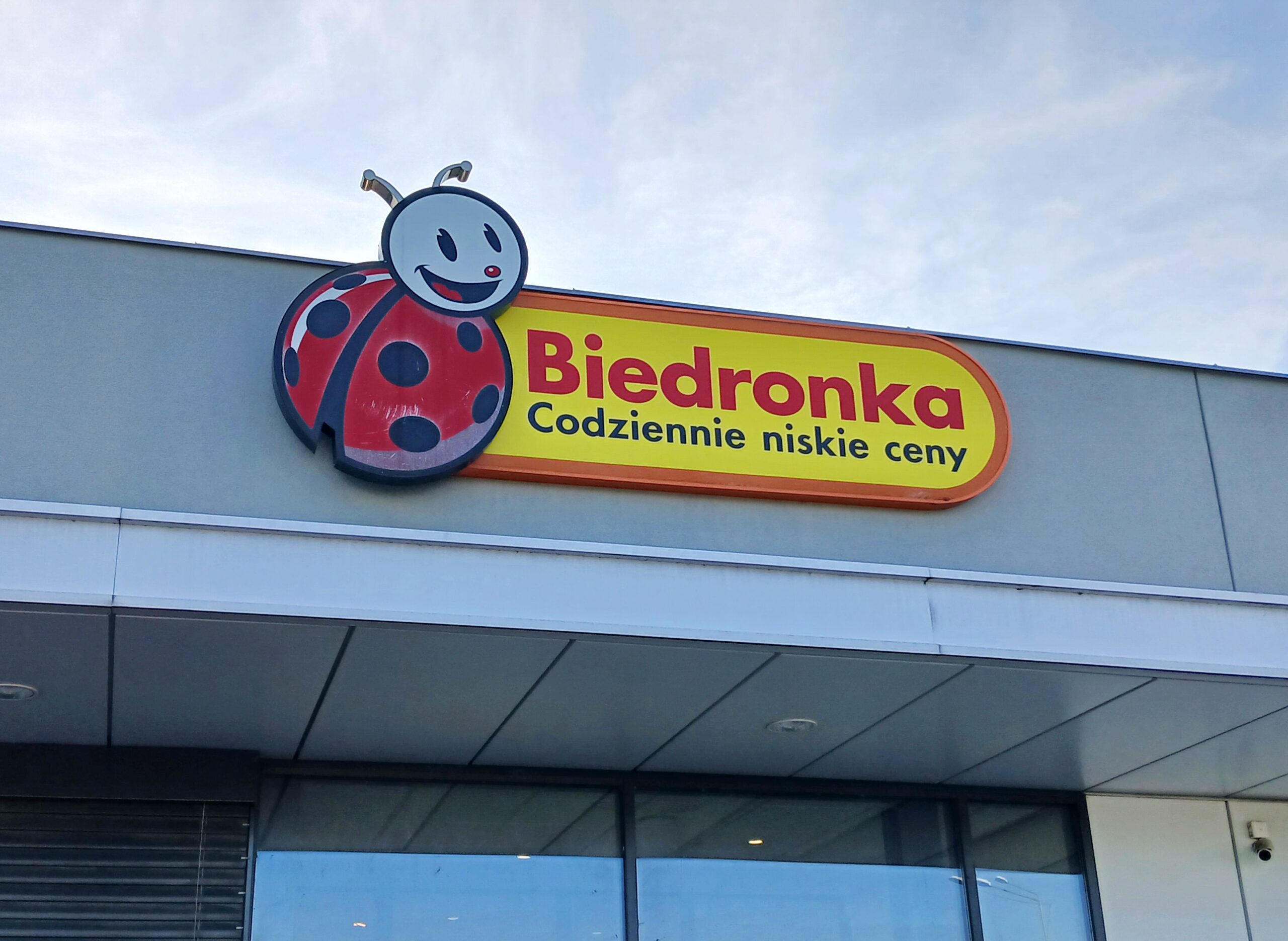 Logo sklepu Biedronka z napisem "Codziennie niskie ceny".