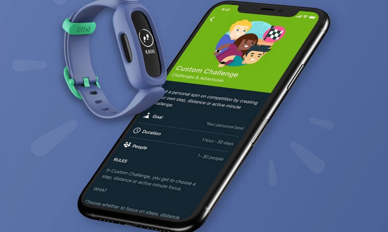 Smartwatch Fitbit obok smartfona z aplikacją "Custom Challenge".