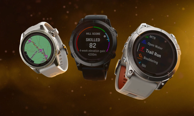 Trzy inteligentne zegarki sportowe Garmin Fenix Solar 7X z różnymi funkcjami na ekranie, takie jak mapa, wynik wzgórz i tryby sportowe.