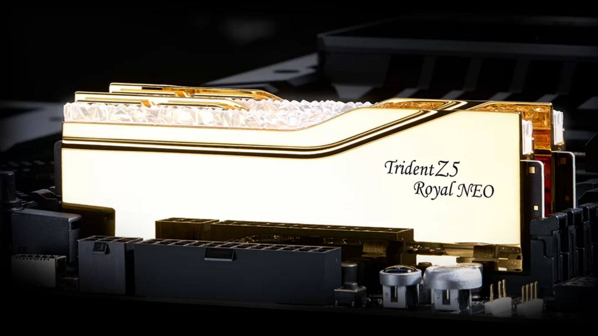 Zbliżenie na pamięć RAM Trident Z5 Royal NEO zamontowaną w komputerze.