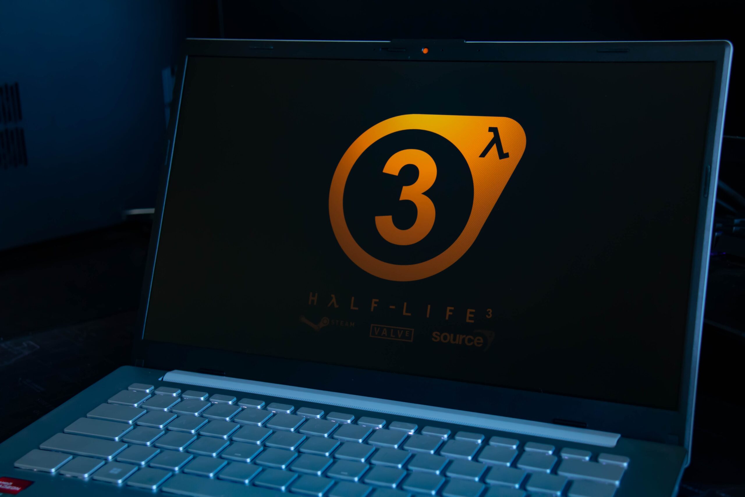 Logo Half-Life 3 na ekranie laptopa.