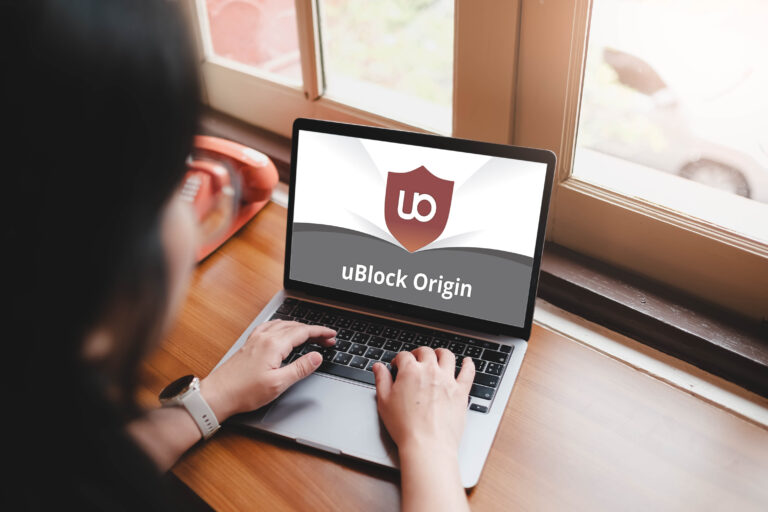 Osoba korzystająca z laptopa z wyświetloną aplikacją uBlock Origin.