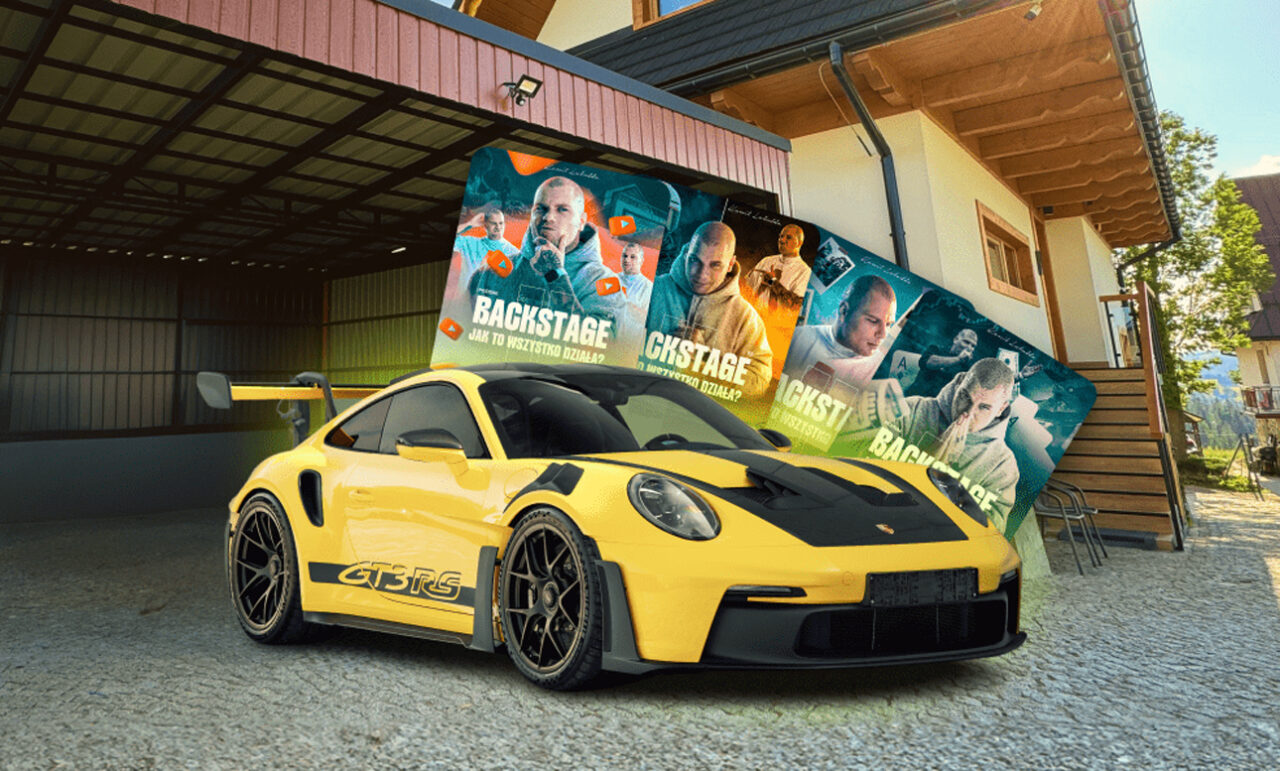 Żółte sportowe auto Porsche GT3 RS zaparkowane przed budynkiem, w tle plakaty filmowe "Backstage".