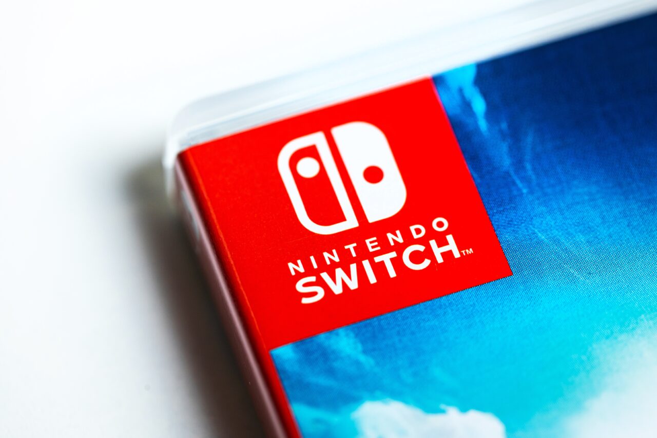 Logo Nintendo Switch na czerwonym tle na pudełku od gry wideo.