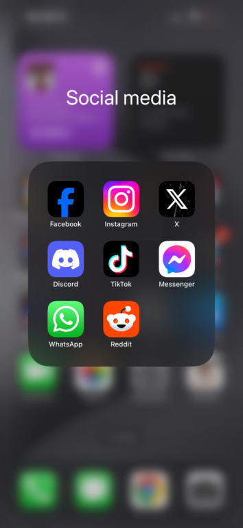 Nowa ikona Facebooka - Folder z aplikacjami na smartfonie o nazwie "Social media" zawierający ikony aplikacji Facebook, Instagram, X, Discord, TikTok, Messenger, WhatsApp i Reddit.