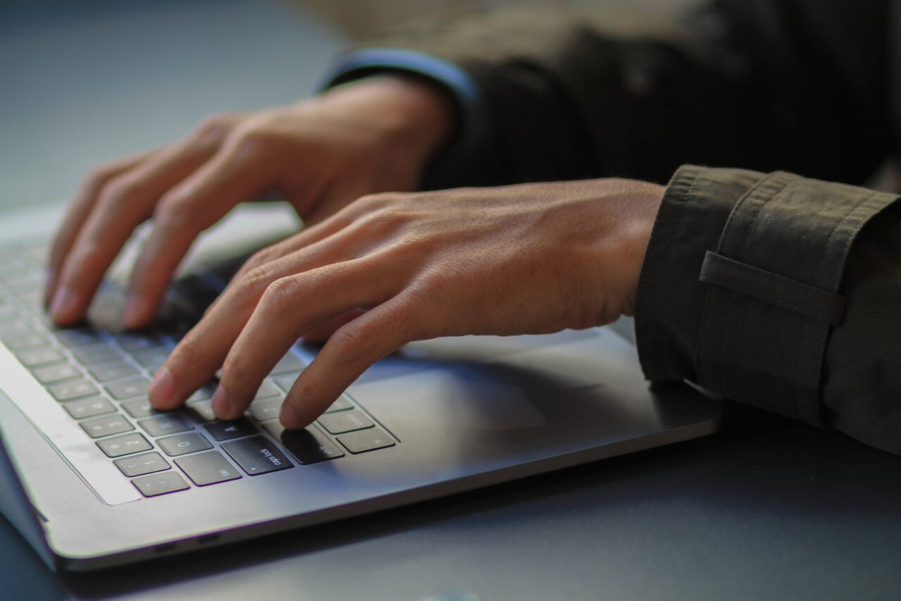 Osoba pisząca na laptopie. Programowanie to miał być zawód przyszłości.