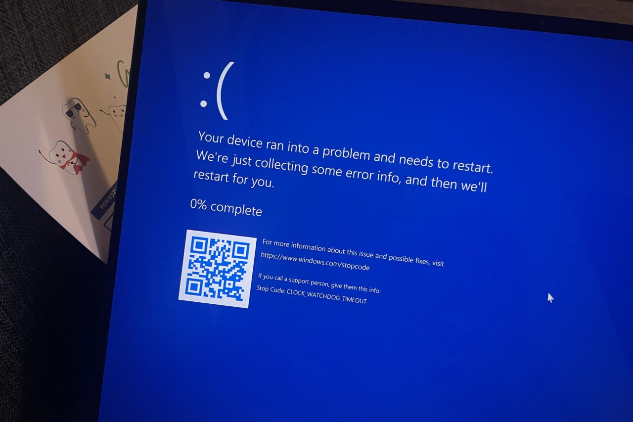 Niebieski ekran śmierci na komputerze z komunikatem o błędzie i kodem zatrzymania CLOCK_WATCHDOG_TIMEOUT.