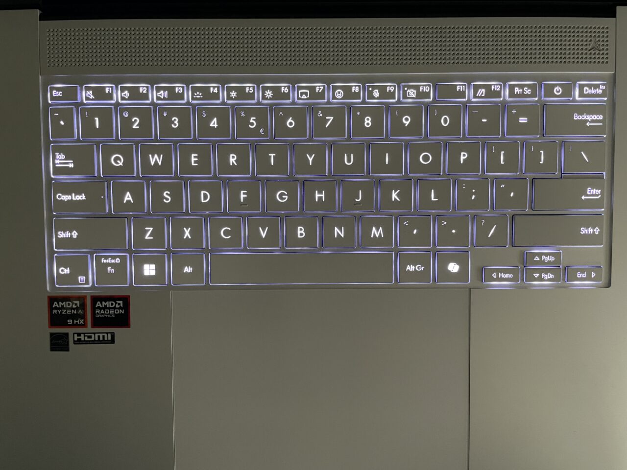 Podświetlana klawiatura laptopa z układem QWERTY, naklejki AMD Ryzen, AMD Radeon i HDMI.