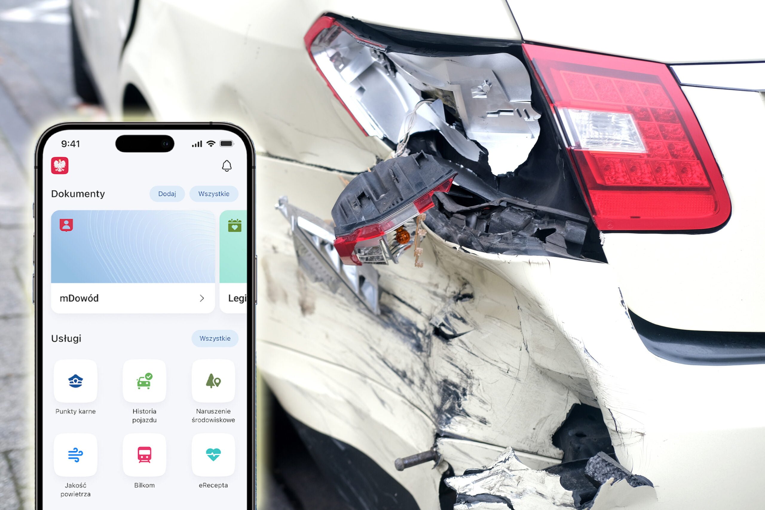 Zbliżenie na uszkodzony tył samochodu oraz ekran telefonu z aplikacją mobilną mObywatel.