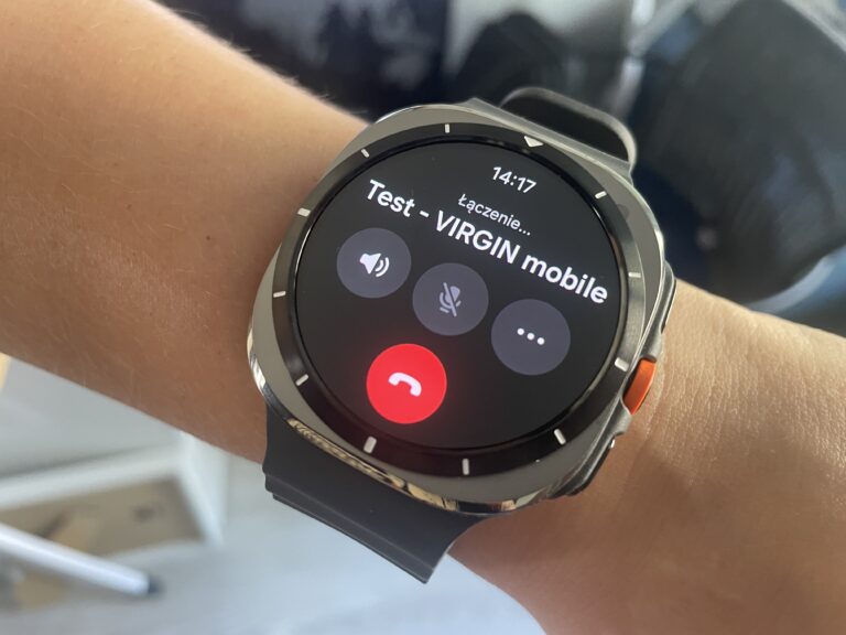 Smartwatch na ręce wykonujący połączenie do "Test - VIRGIN mobile".