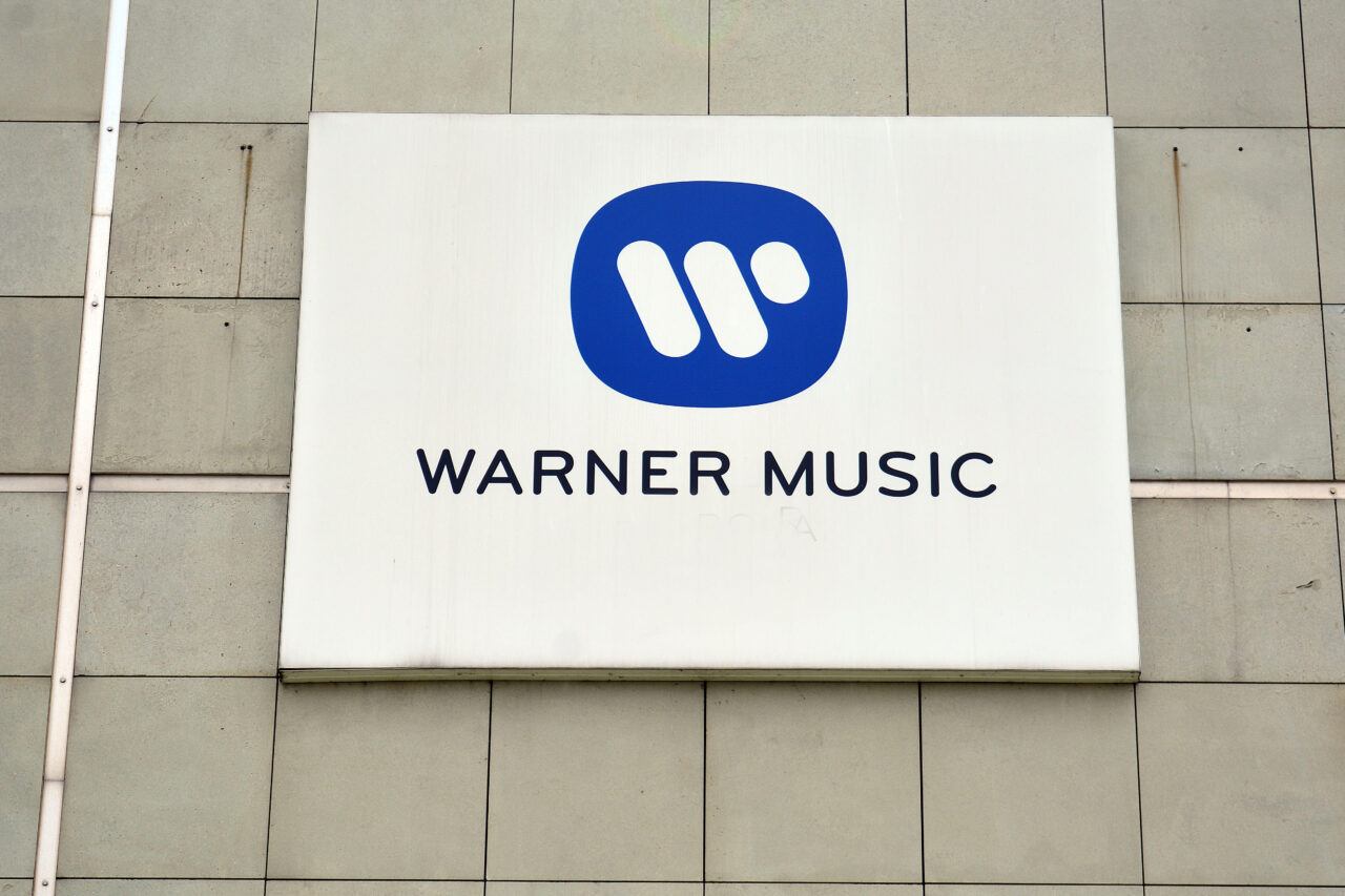 Logo Warner Music na ścianie budynku.