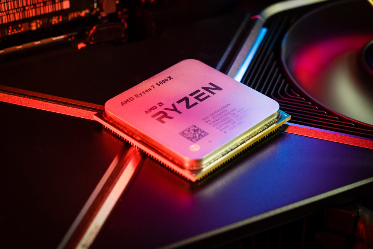 Procesor AMD Ryzen 7 5800X na tle elementów komputera.