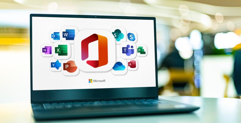 Laptop z logo Microsoft Office na ekranie otoczonym ikonami aplikacji Office.