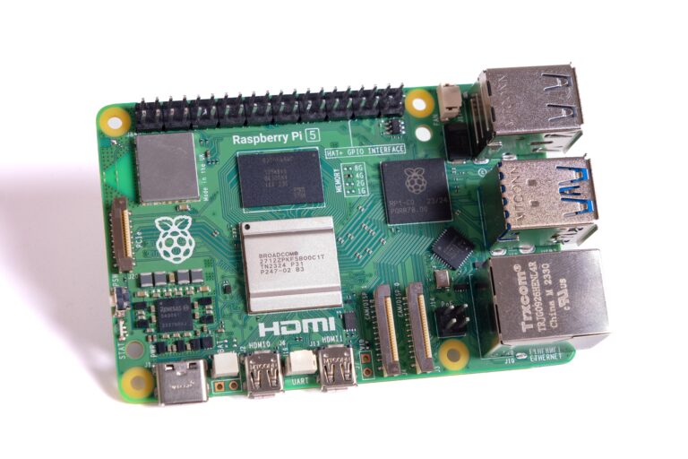 Płytka komputera Raspberry Pi 5 z widocznymi portami USB, mikroprocesorem i układami scalonymi.