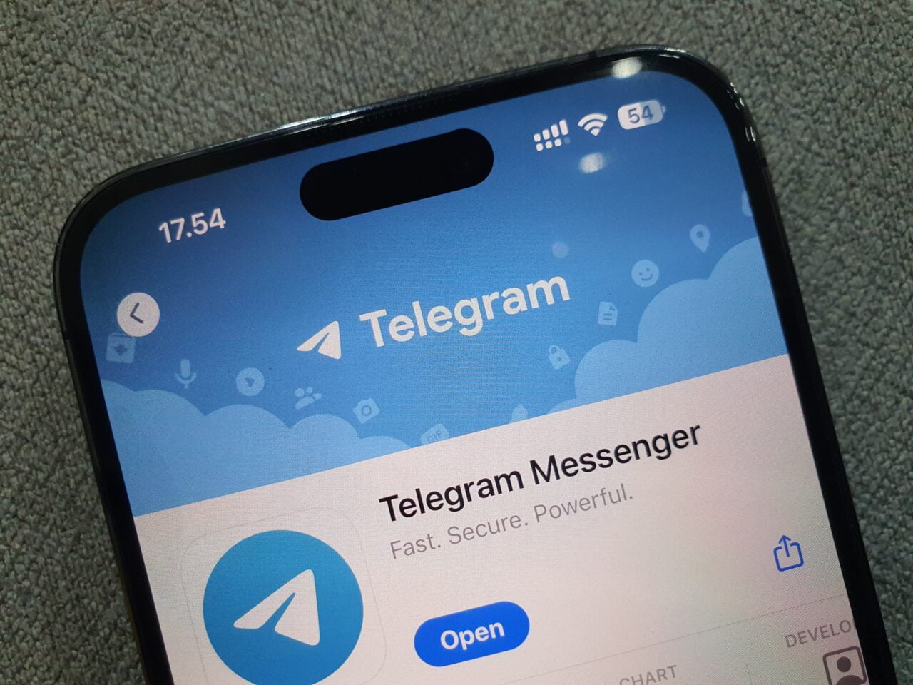 Telegram Messenger na ekranie smartfona.