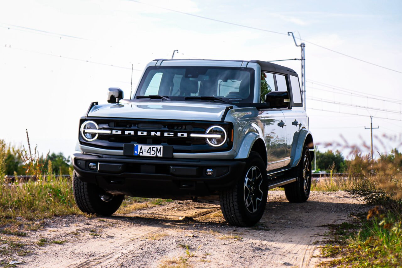 Test Ford Bronco Outer Banks stoi na wiejskiej drodze.