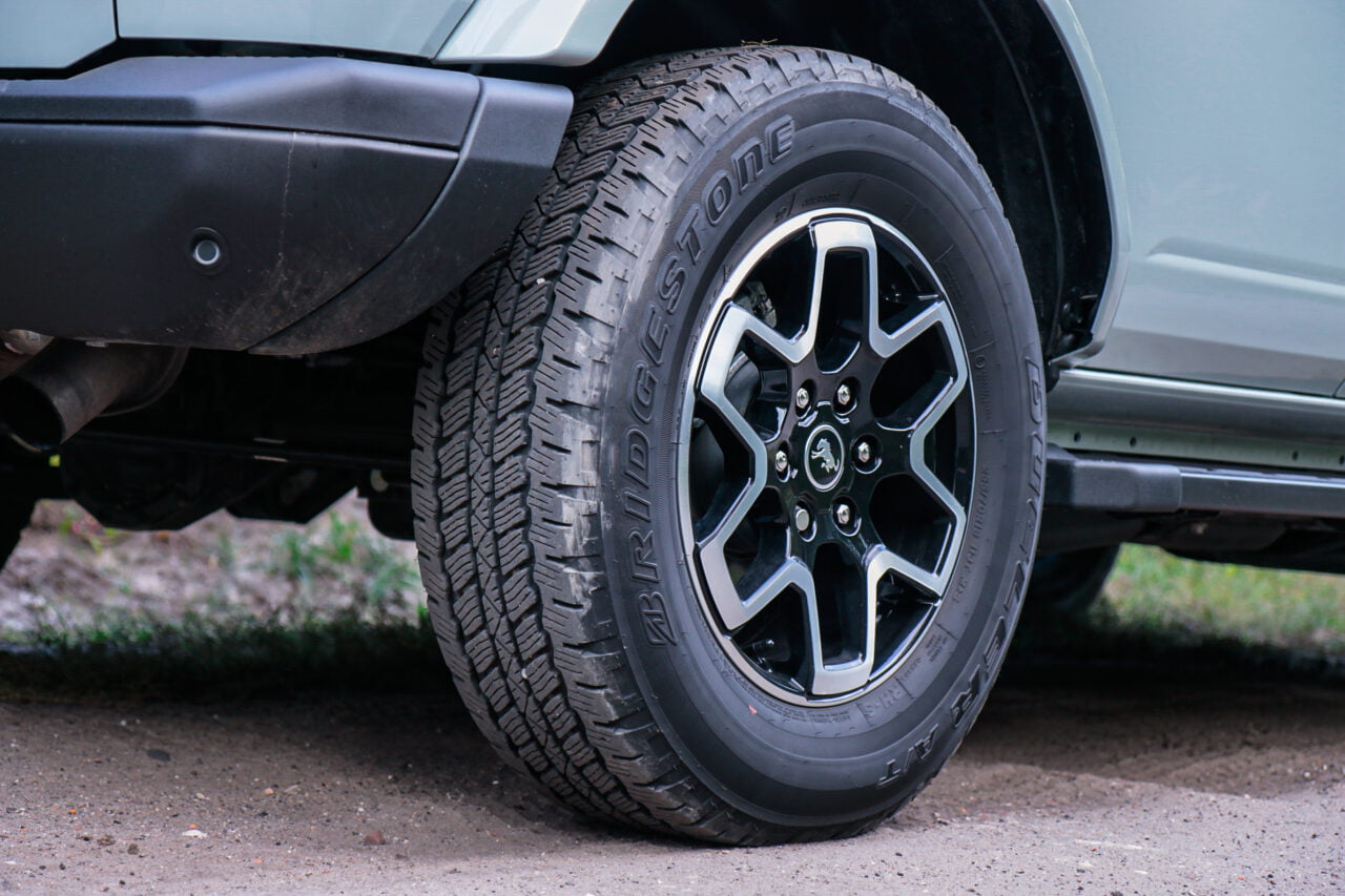 test Ford Bronco Outer Banks, zbliżenie na oponę i felgę Bridgestone