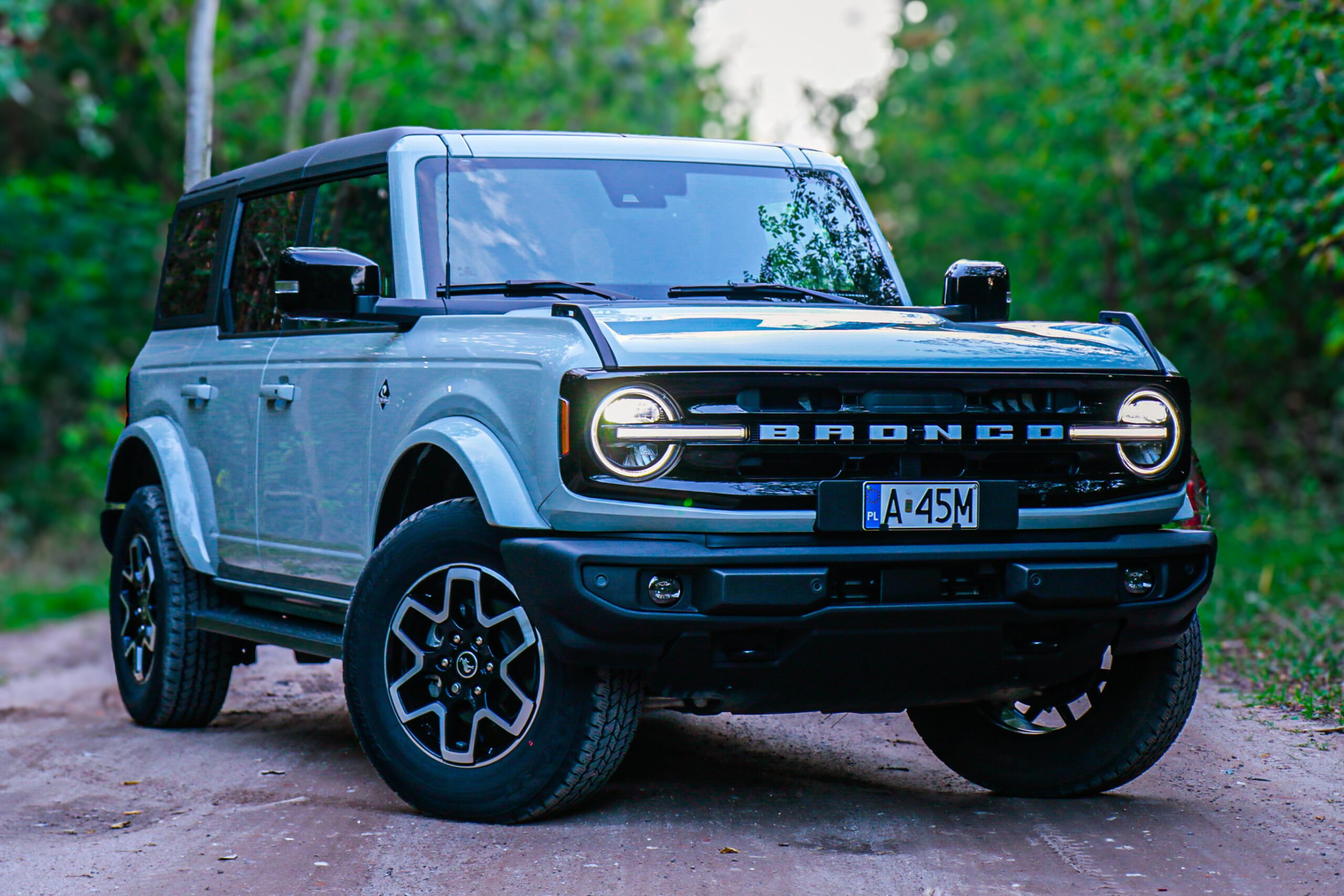 Test Ford Bronco Outer Banks na leśnej drodze.