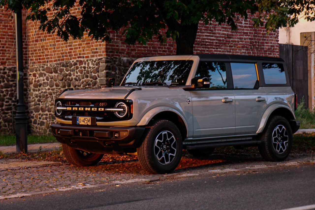 test Ford Bronco Outer Banks zaparkowany przed ceglaną ścianą