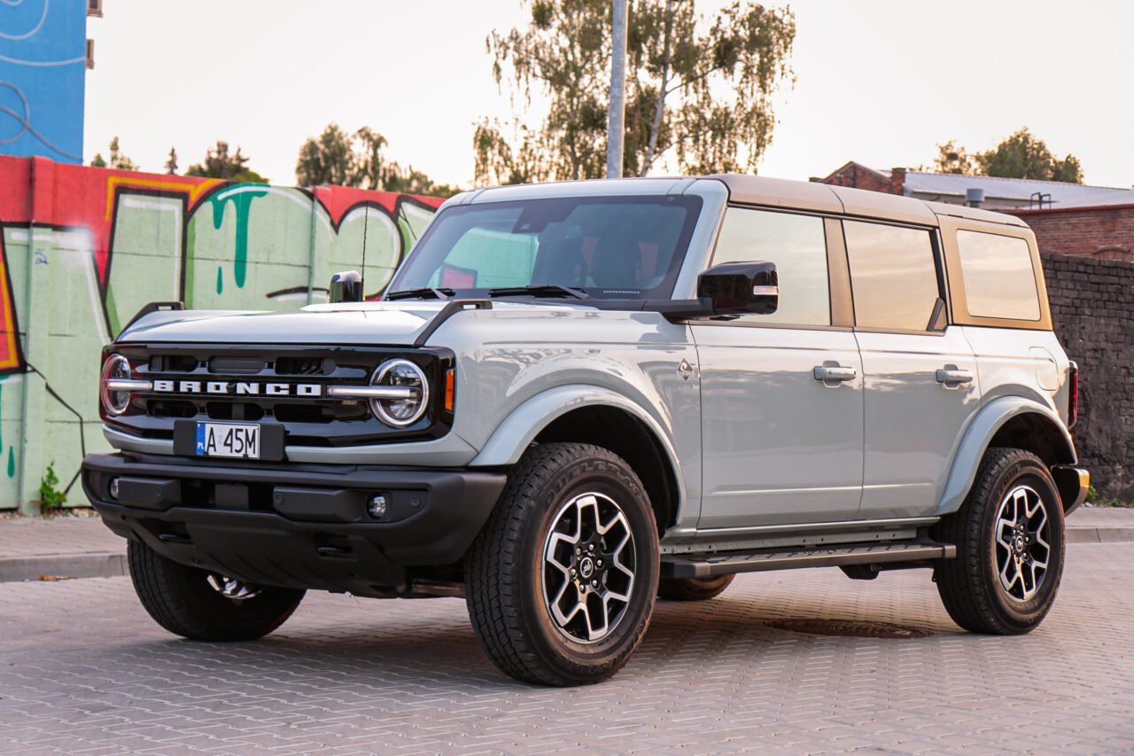 Test Ford Bronco Outer Banks na tle ściany z graffiti.