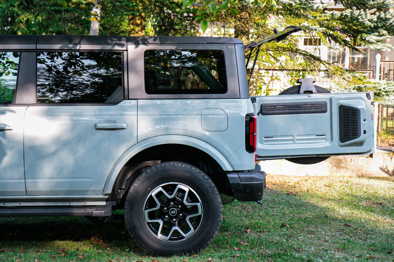 Test Ford Bronco Outer Banks, widok z boku na otwarty bagażnik.