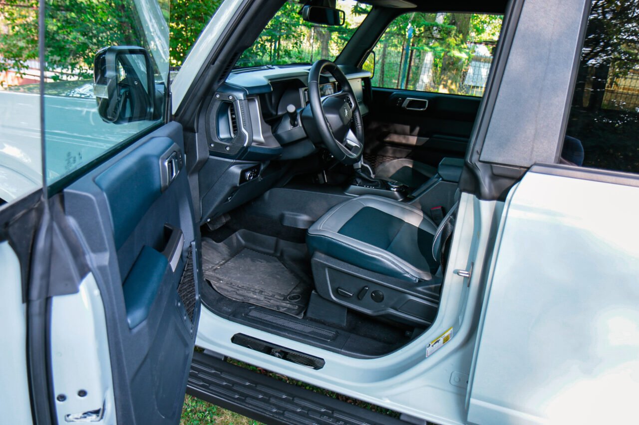 Test Ford Bronco Outer Banks - wnętrze samochodu, widok od strony kierowcy.